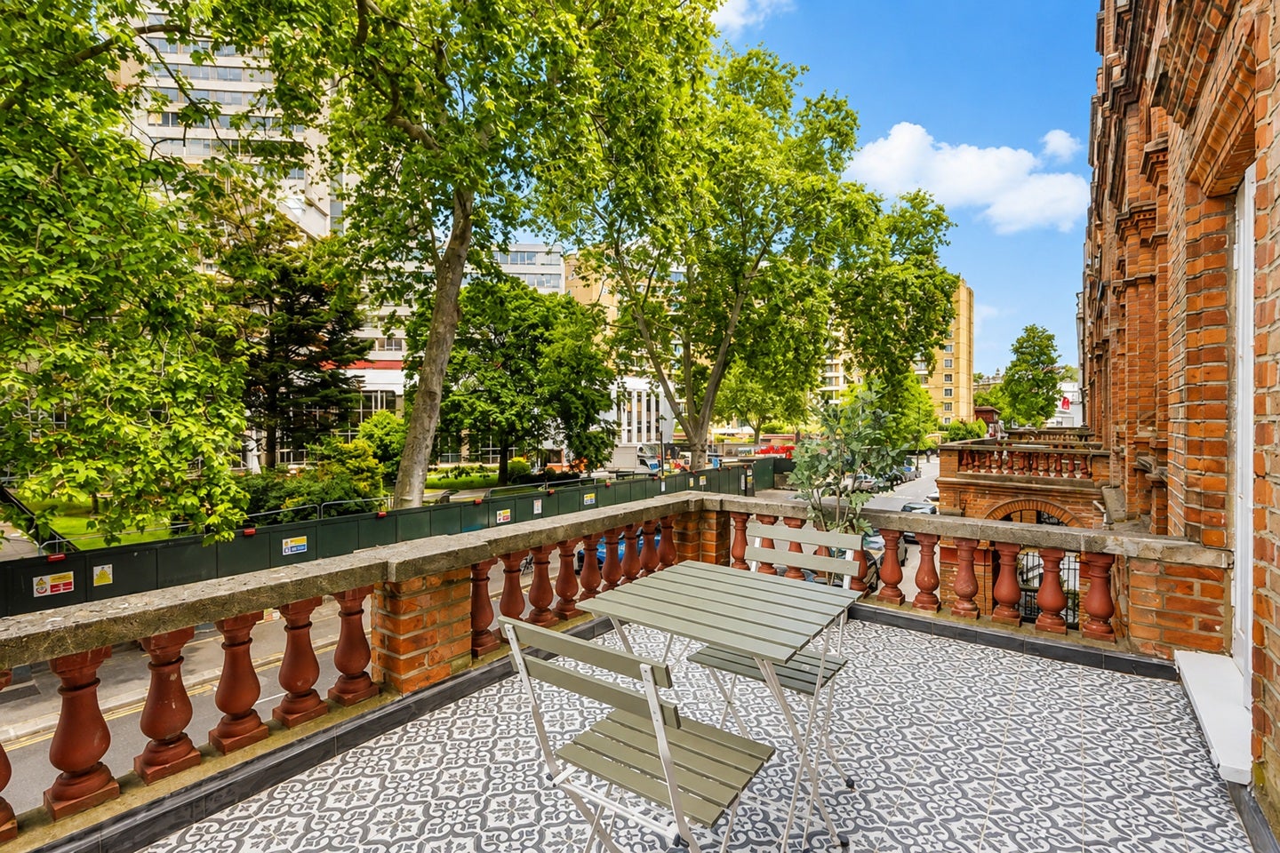 Flat Courtfield Road in Greater London