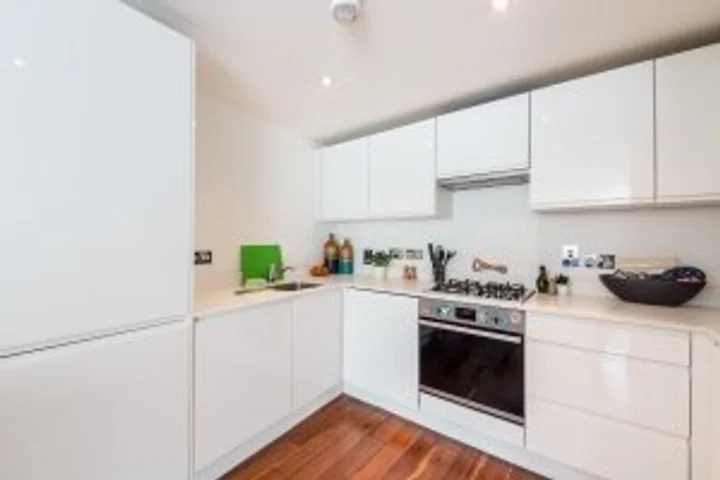 Flat Hackney Road in Greater London