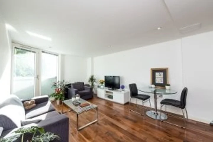 Flat Hackney Road in Greater London