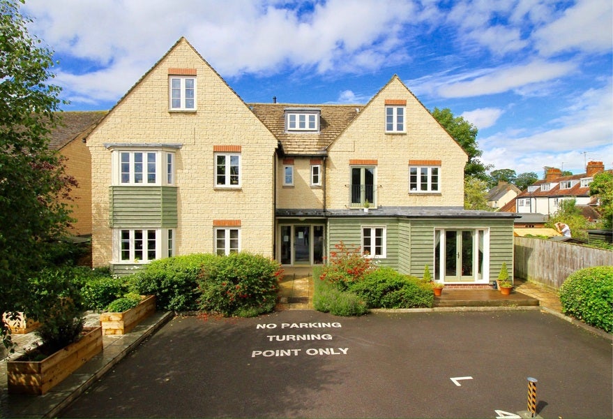 Flat High Street in Witney