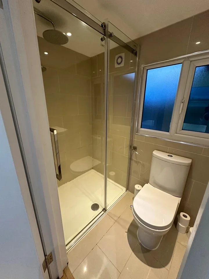 Room Athenlay Road in Greater London