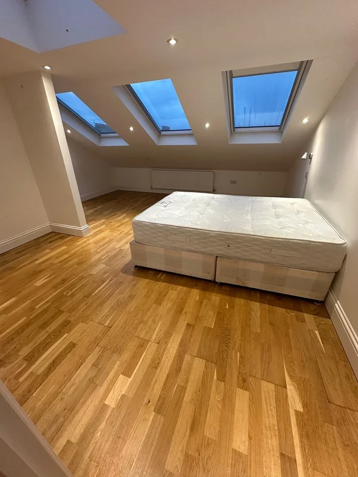 Room Athenlay Road in Greater London