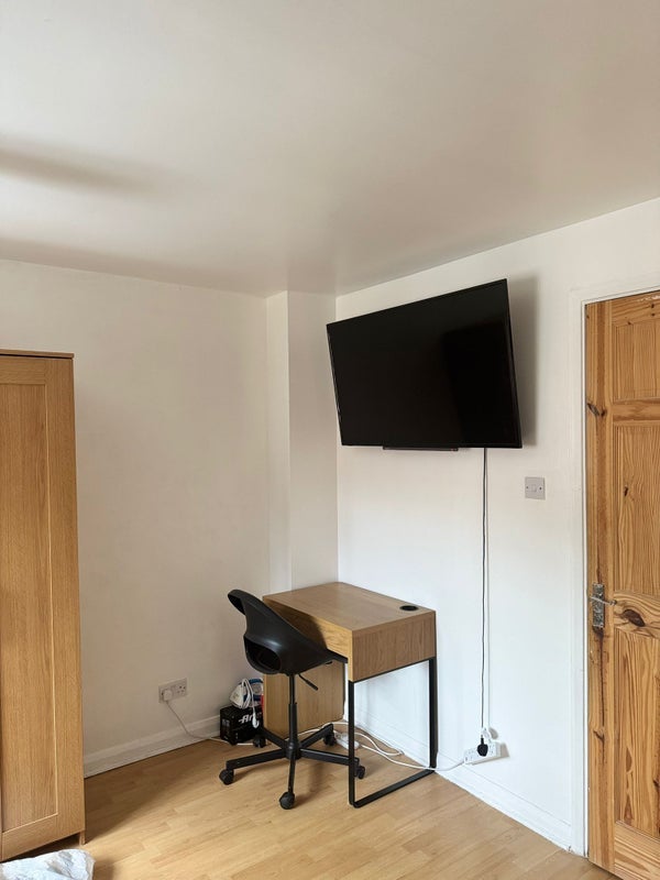 Room Barge House Road in Greater London