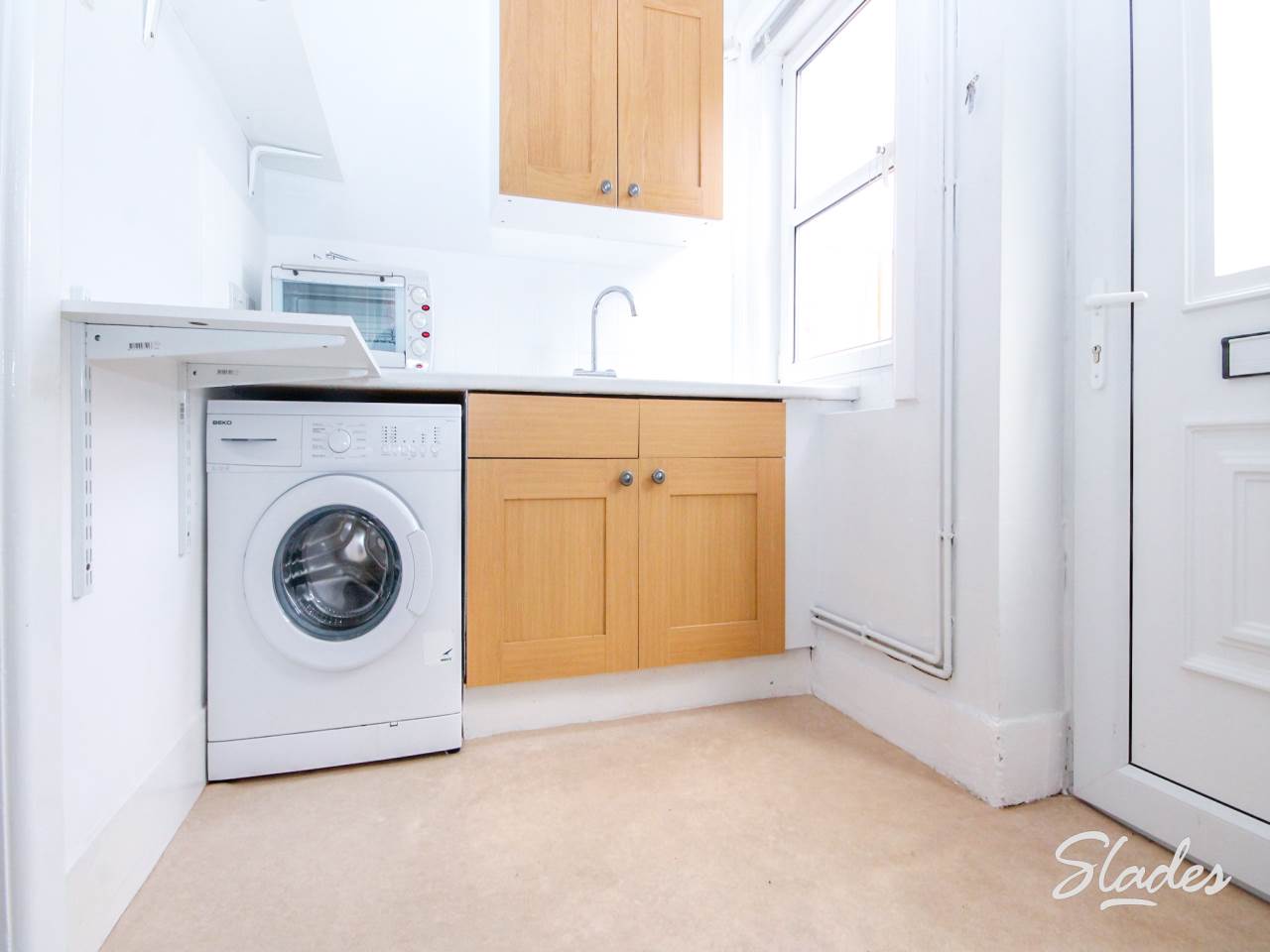 Flat Lymington Road in Highcliffe-on-Sea