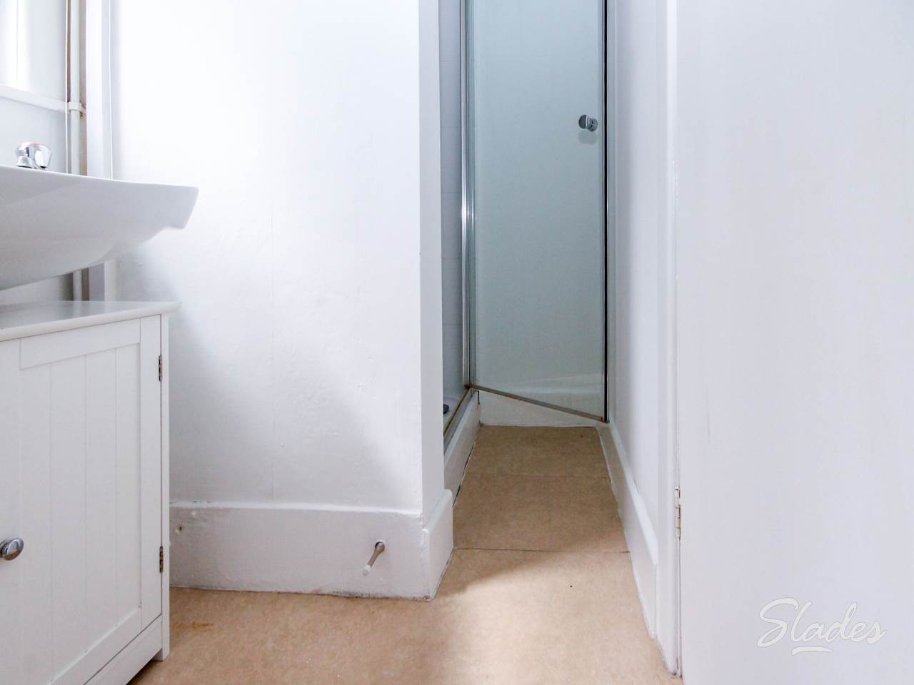 Flat Lymington Road in Highcliffe-on-Sea