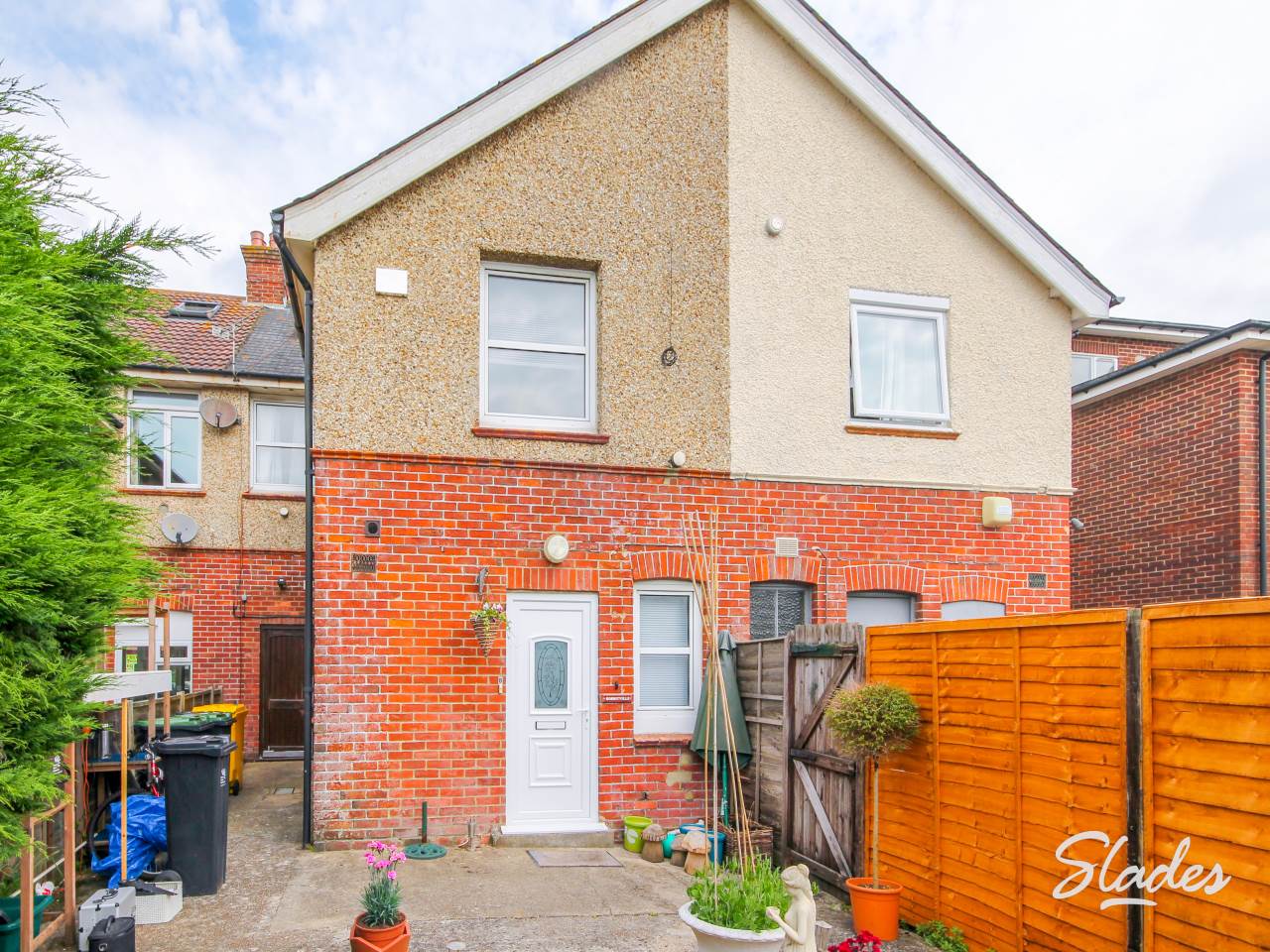 Flat Lymington Road in Highcliffe-on-Sea