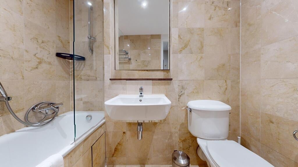 Flat Westferry Circus in Greater London
