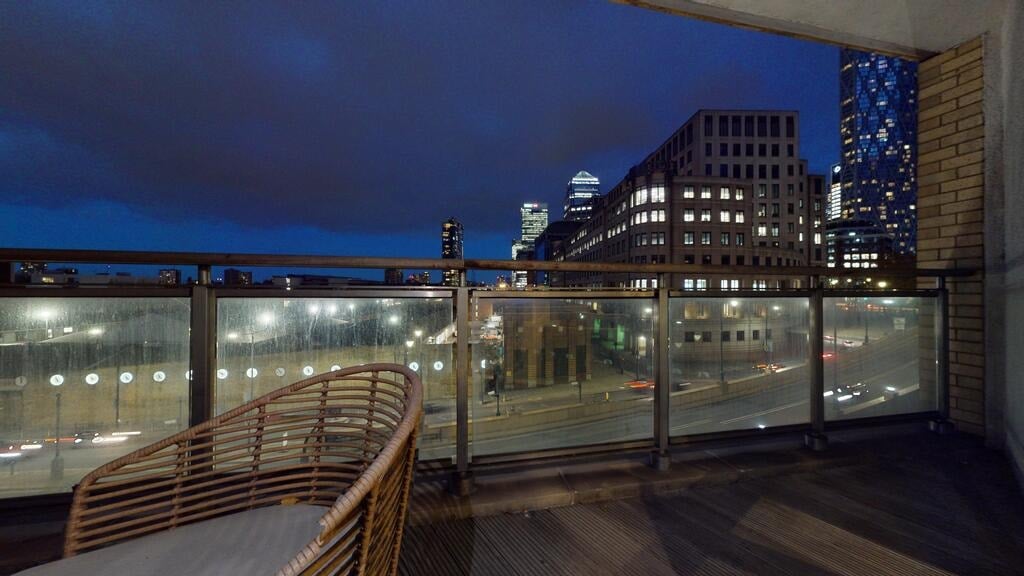 Flat Westferry Circus in Greater London