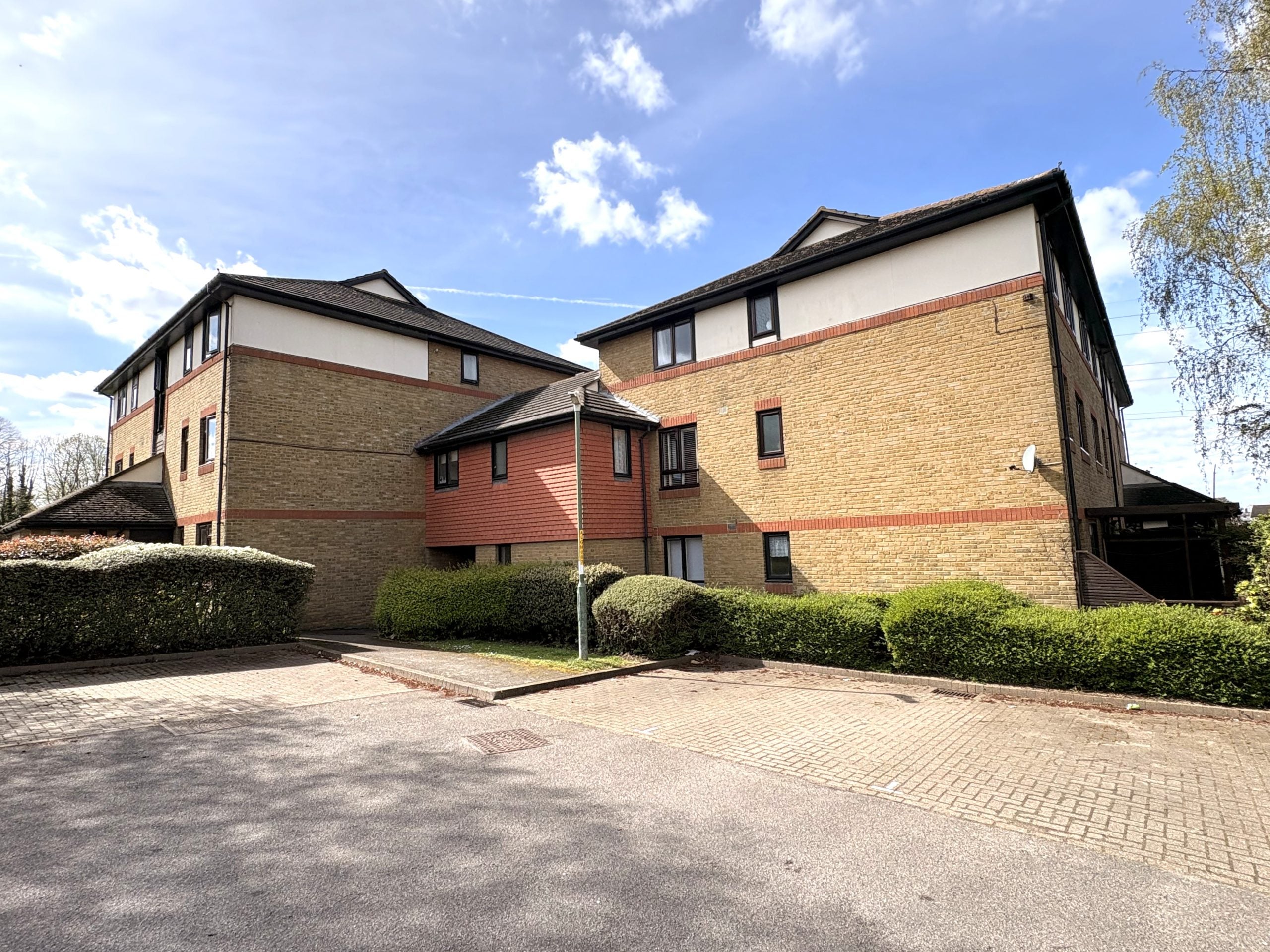 Flat Manor Road in Greater London