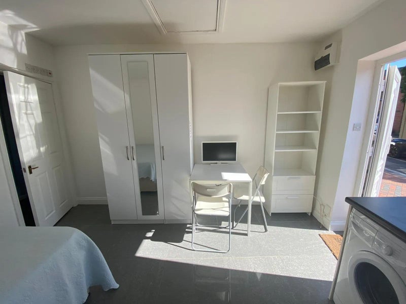 Flat Olive Road in Greater London