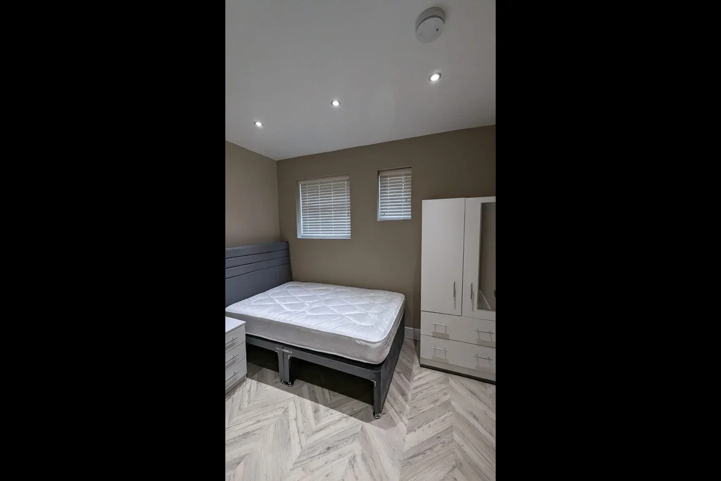 Flat Rowan Road in Greater London