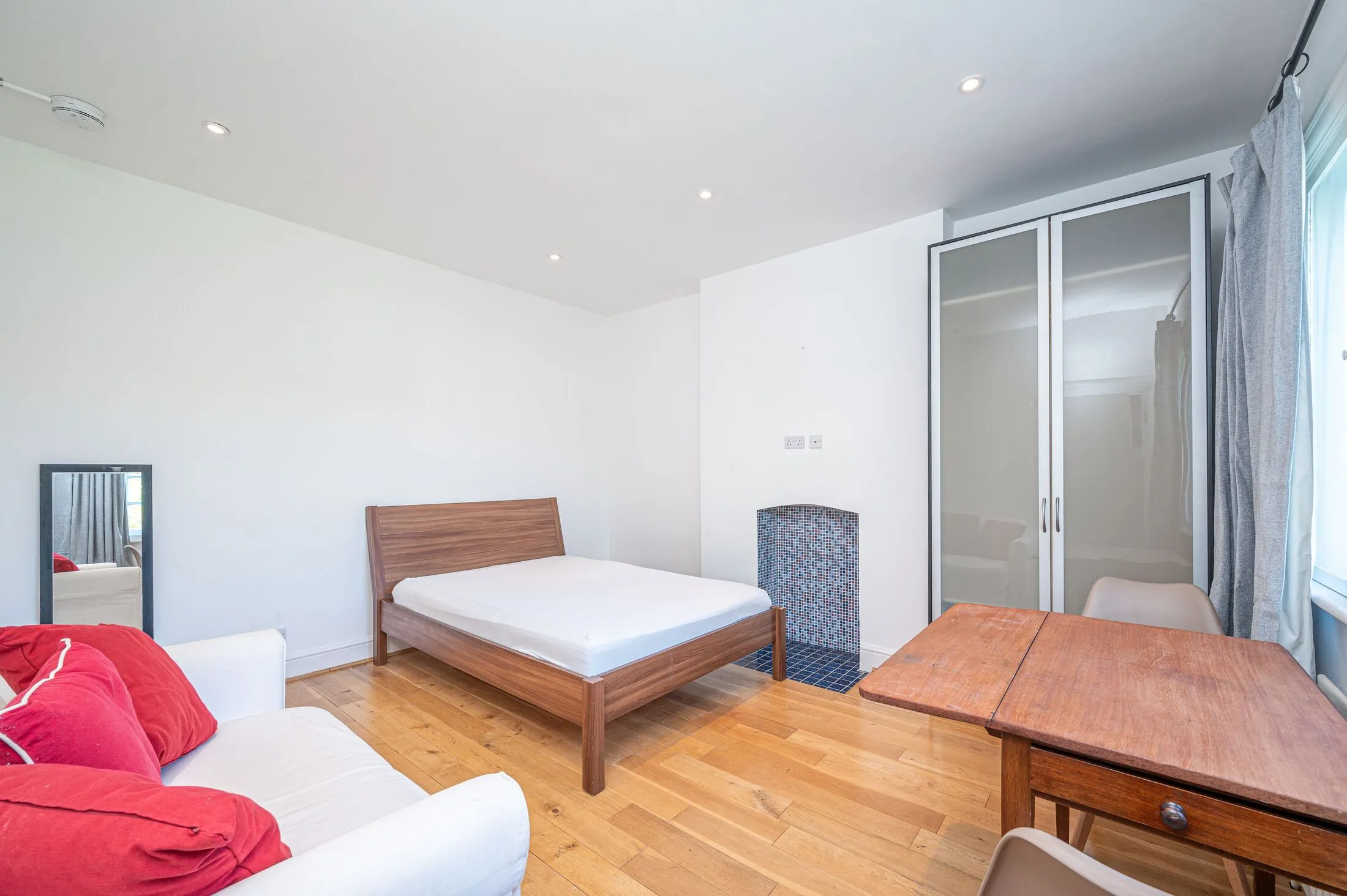 Flat Ravenscroft Avenue in Greater London