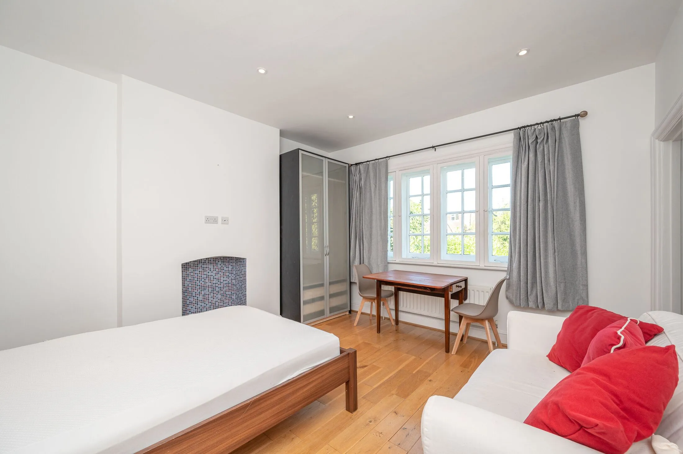 Flat Ravenscroft Avenue in Greater London