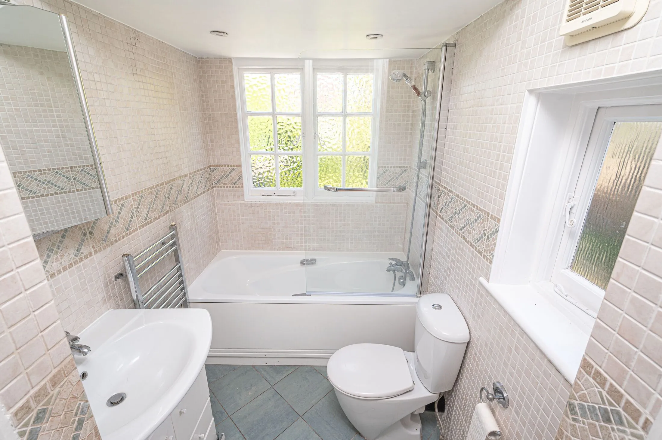 Flat Ravenscroft Avenue in Greater London
