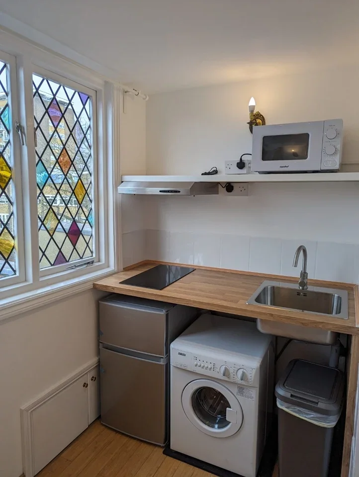 Flat Melbury Road in Greater London