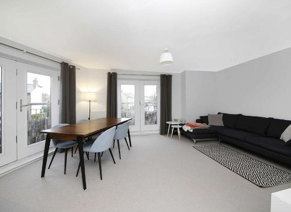 Flat Symons Close in London Borough of Southwark