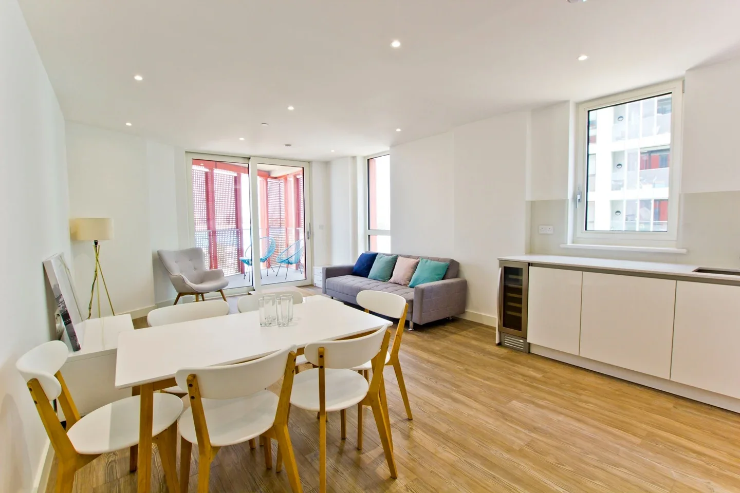 Flat Telegraph Avenue in Greater London