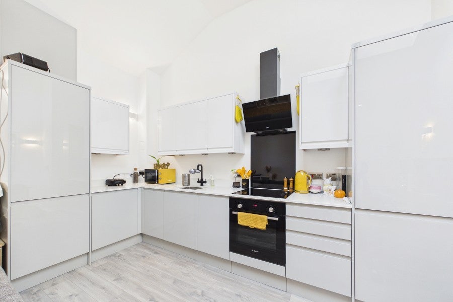 Flat Heathcote Road in Surrey Heath