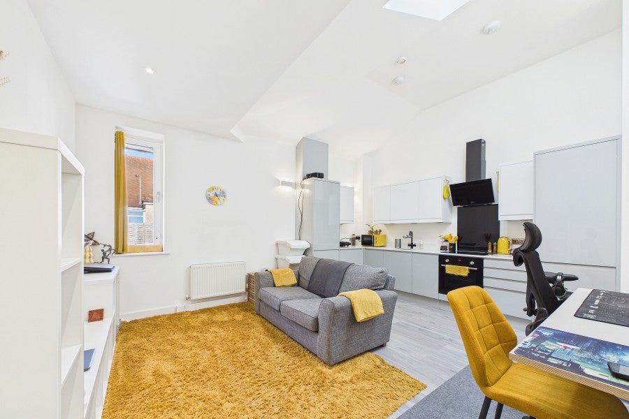 Flat Heathcote Road in Surrey Heath