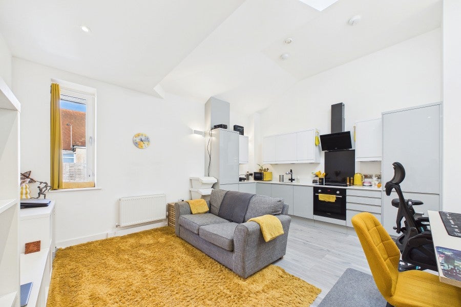 Flat Heathcote Road in Surrey Heath