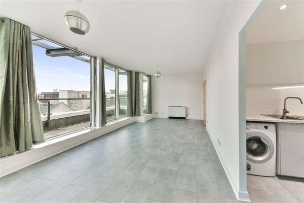 Flat Boardwalk Place in Greater London