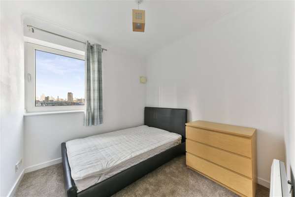Flat Boardwalk Place in Greater London