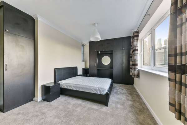 Flat Boardwalk Place in Greater London