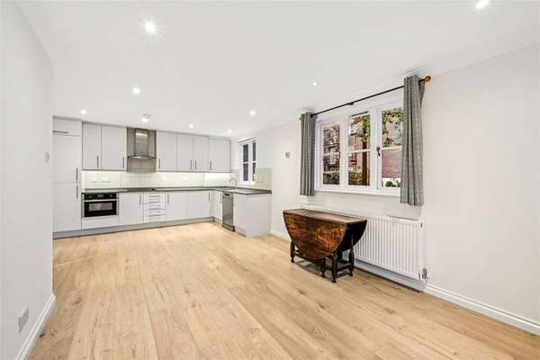 Flat Brompton Park Crescent in Greater London