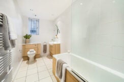 Flat Kensington High Street in Greater London
