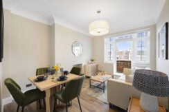 Flat Kensington High Street in Greater London