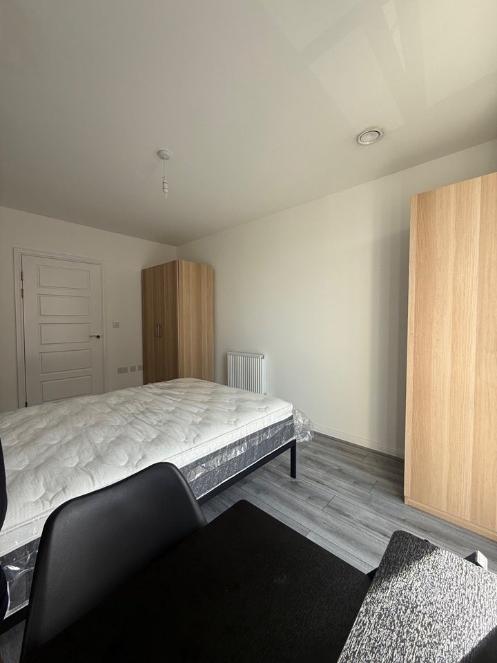 Room Claude Avanue in Greater London