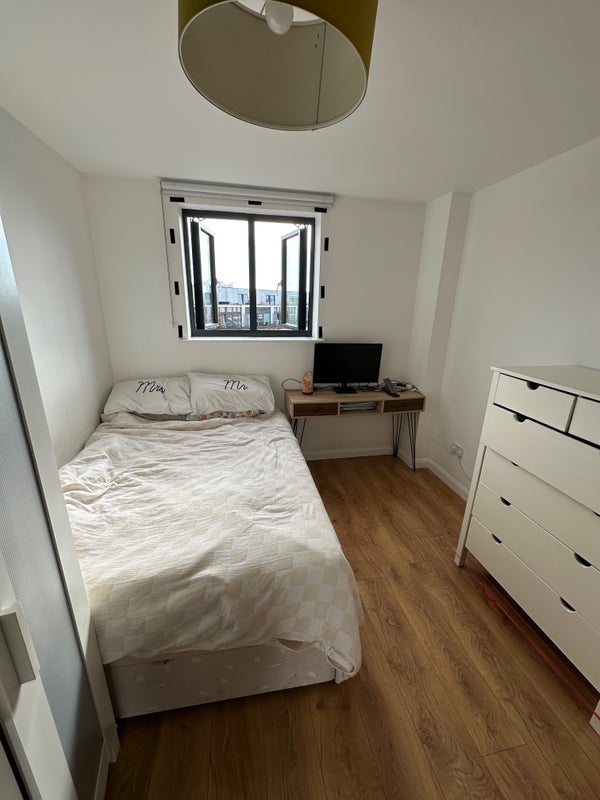 Flat Mare Street in Greater London