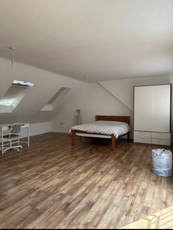 Room Chairborough Road in High Wycombe