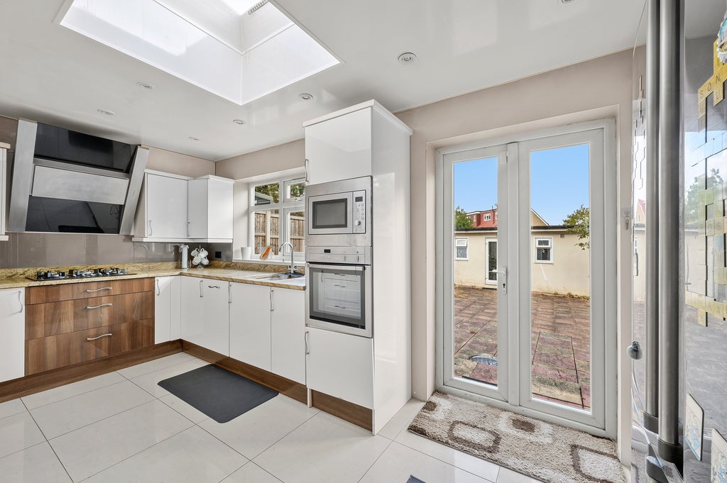 House Belmont Avenue in Greater London