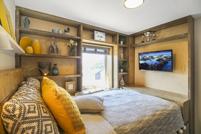 Room Caburn Heights in Crawley