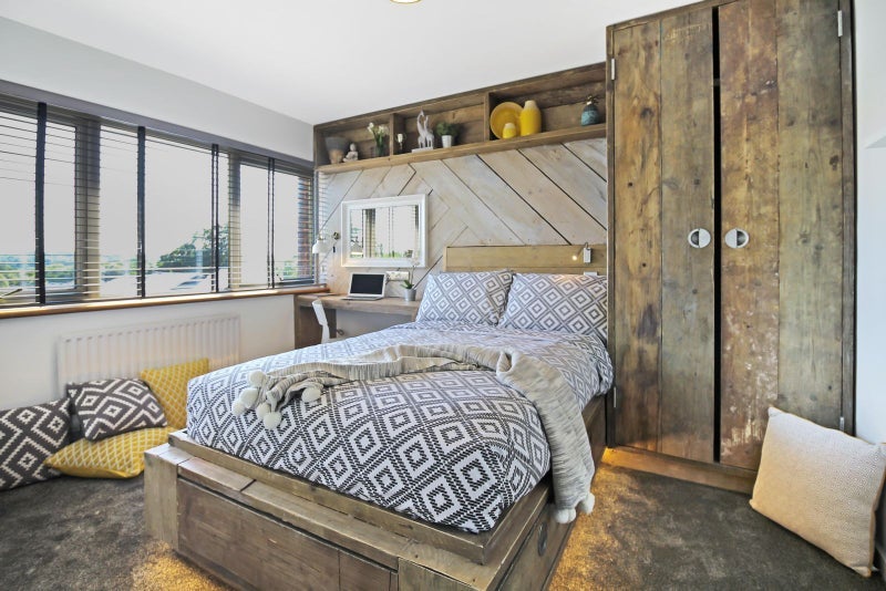 Room Caburn Heights in Crawley