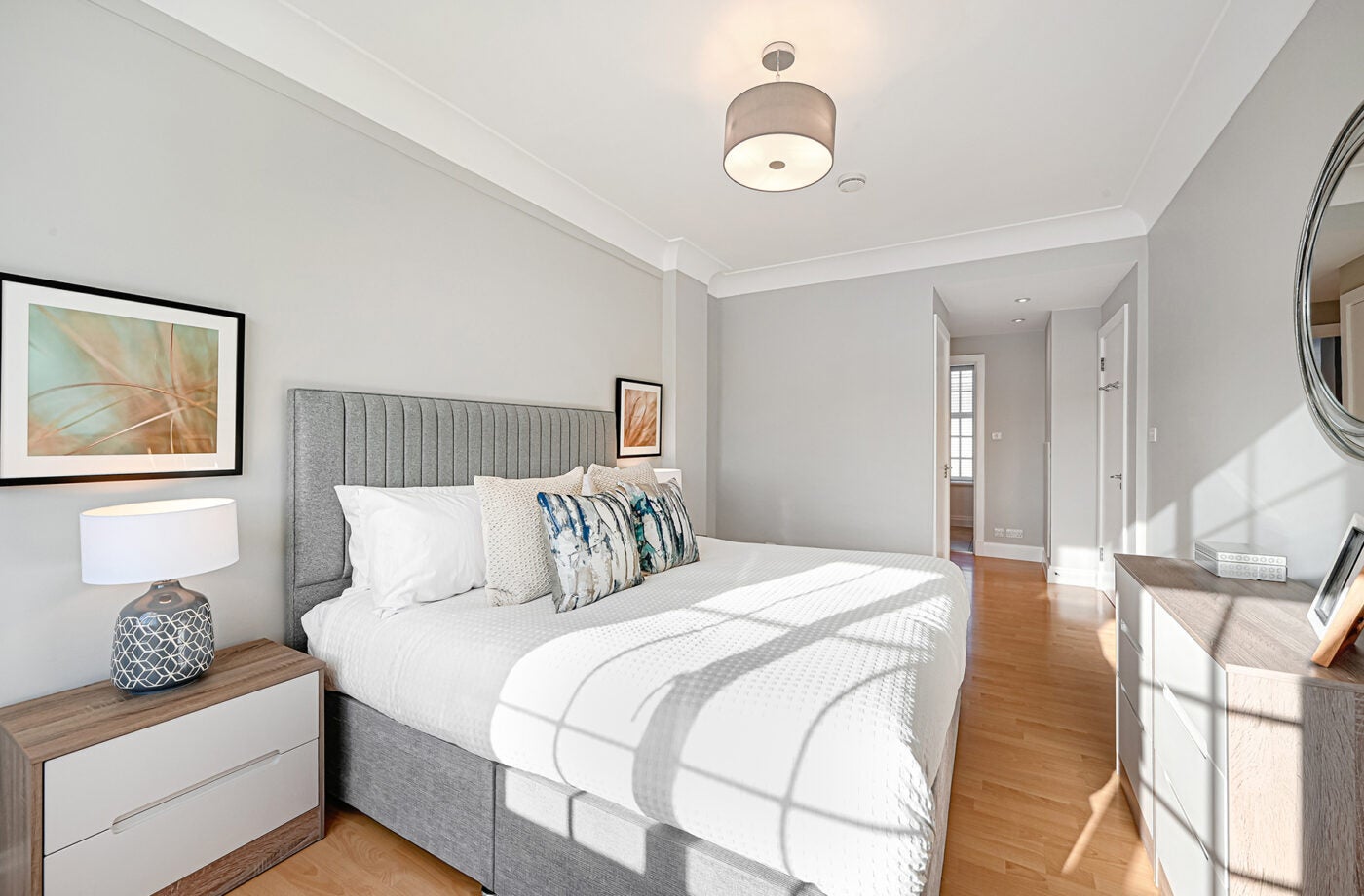 Flat Phillimore Walk in Greater London
