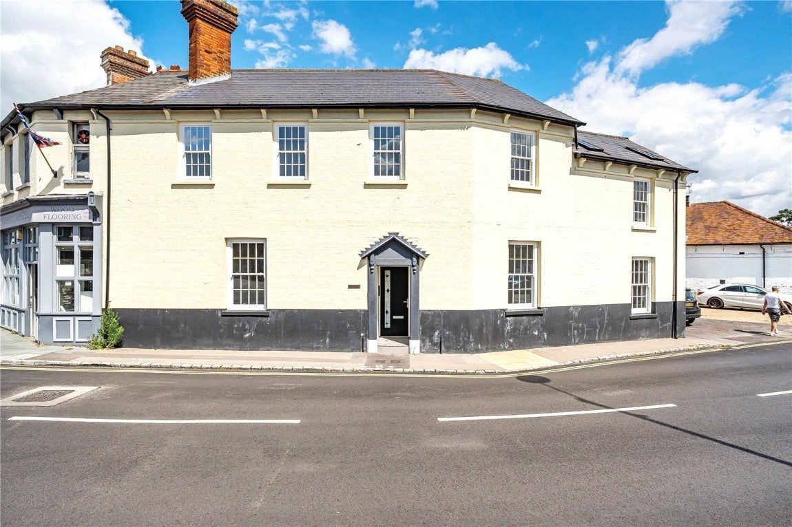 Flat High Street in Surrey Heath