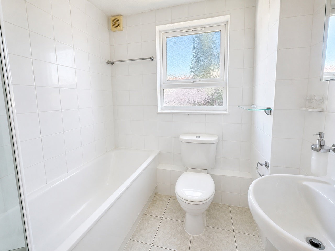 Flat Saffron Close in Greater London