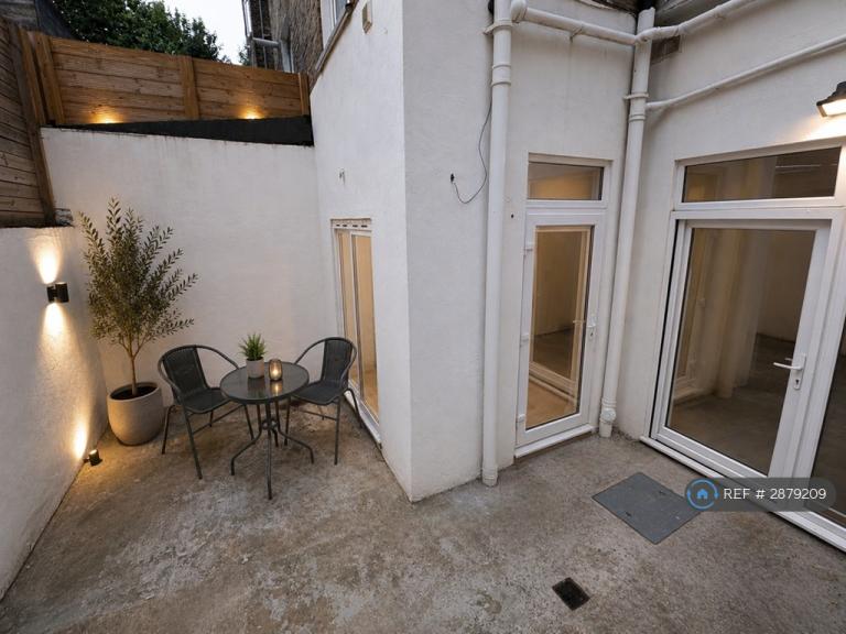 Flat Warwick Road in Greater London