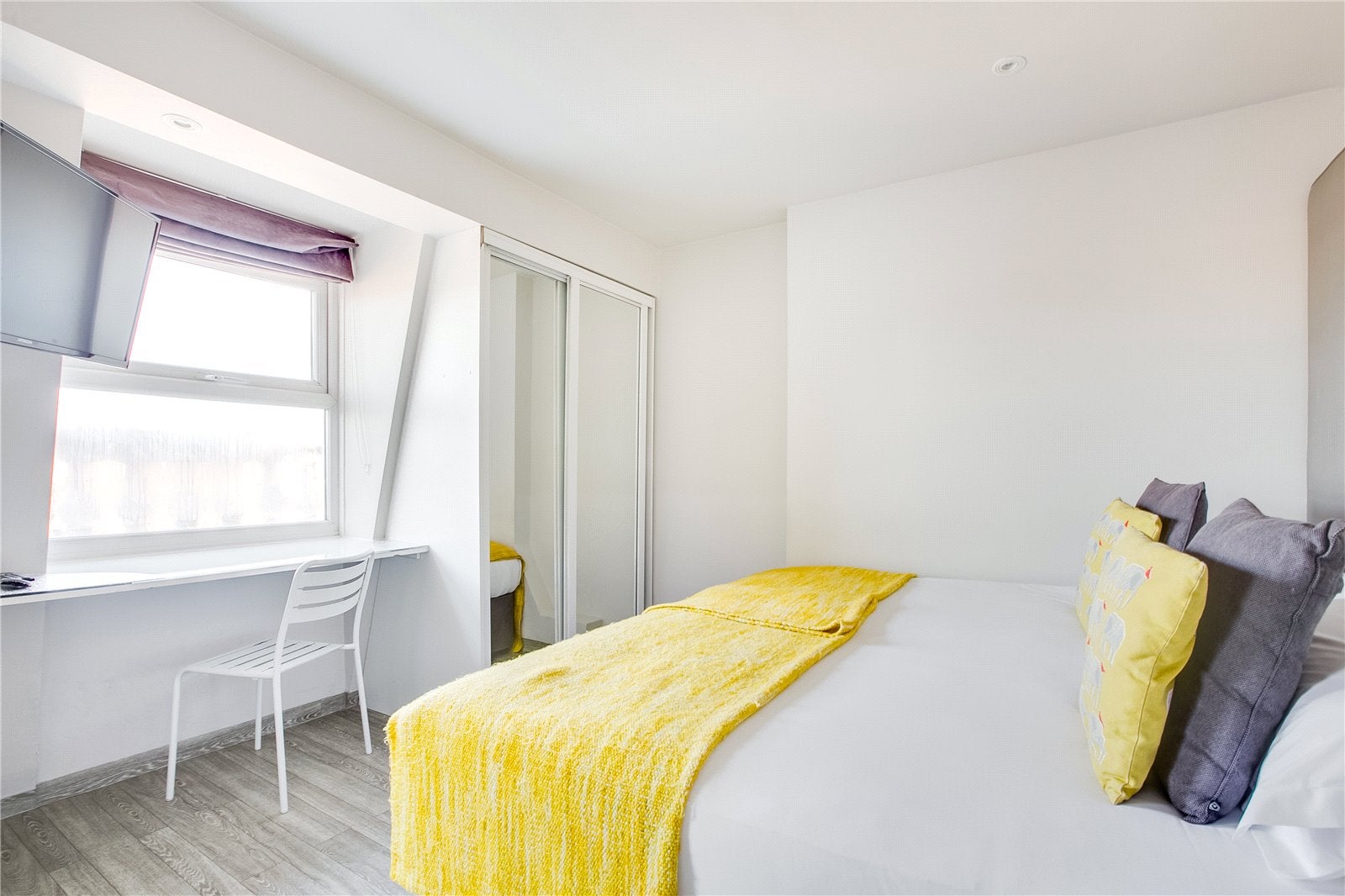 Flat Warwick Road in Greater London