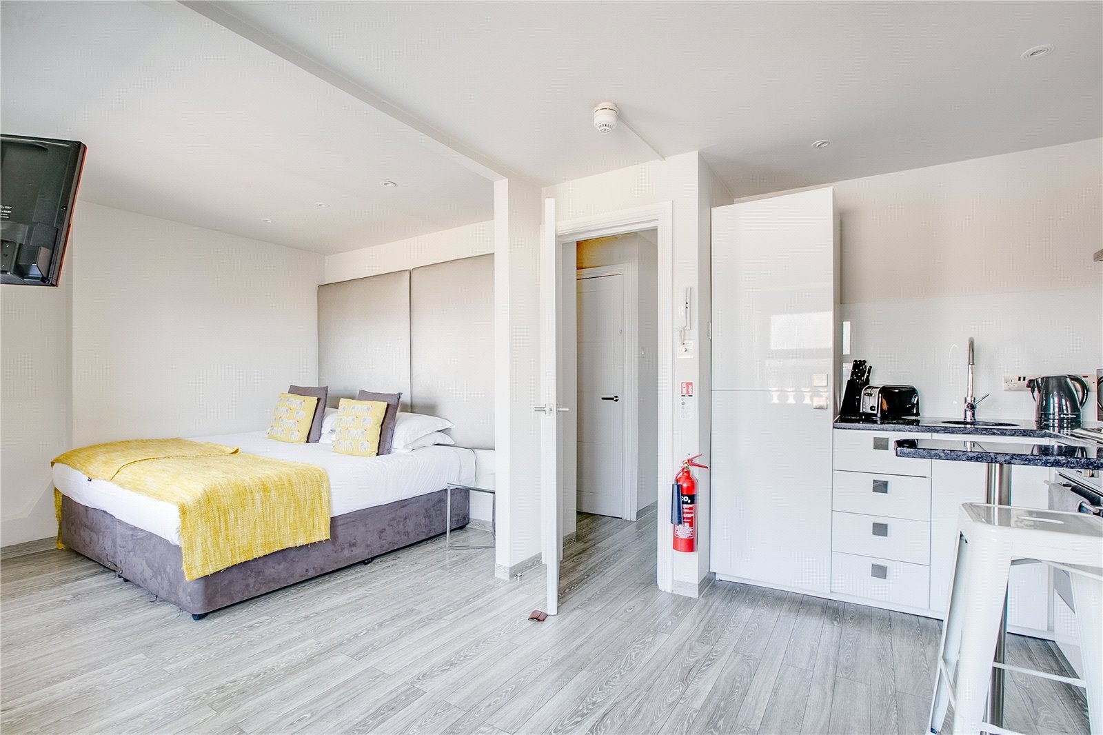 Flat Warwick Road in Greater London
