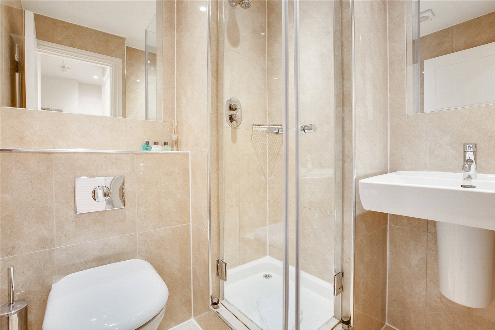 Flat Warwick Road in Greater London