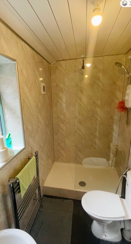 Room Daneshill Road in Leicester