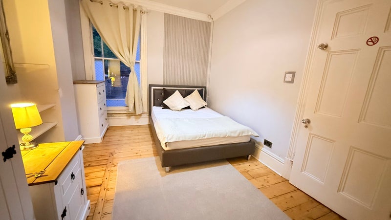 Room Daneshill Road in Leicester