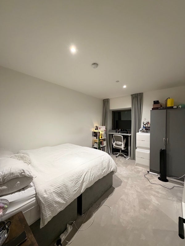 Room Royal Crest Avenue in Greater London