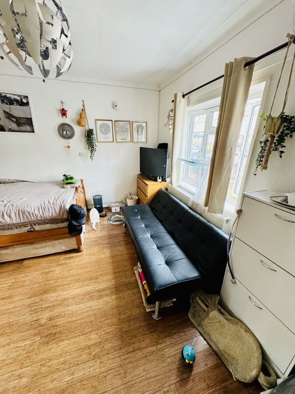 Room Galsworthy Avenue in Greater London