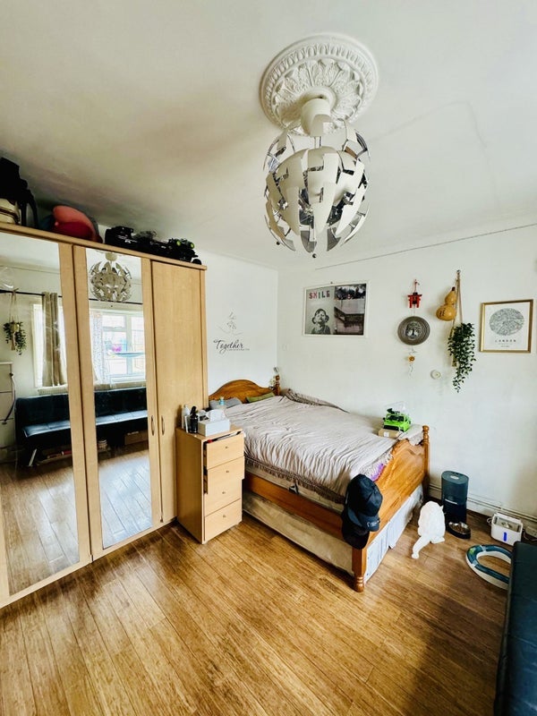 Room Galsworthy Avenue in Greater London