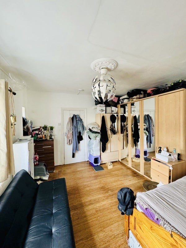 Room Galsworthy Avenue in Greater London