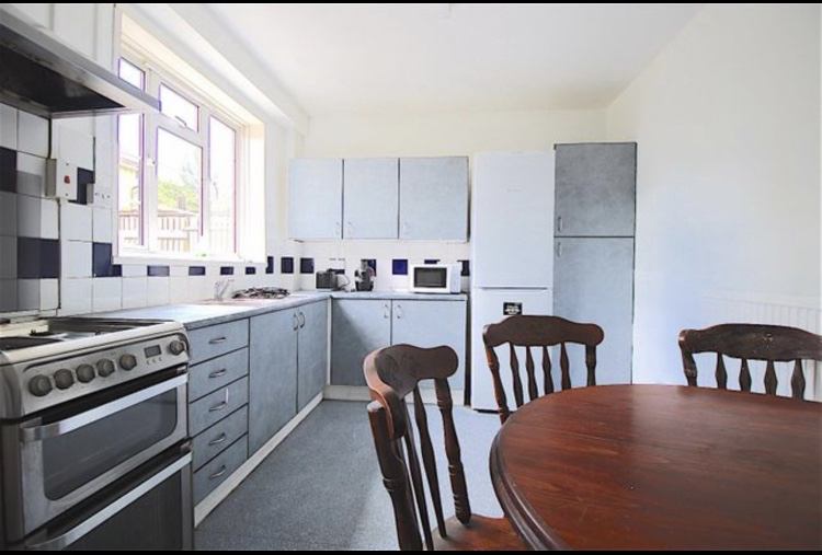 Room Galsworthy Avenue in Greater London